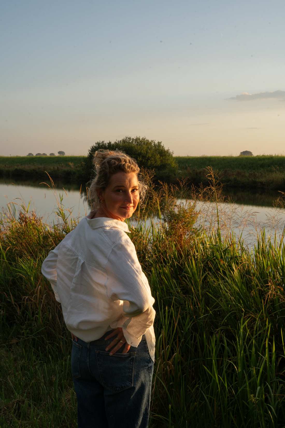 Dian langs het water bij avondlicht
